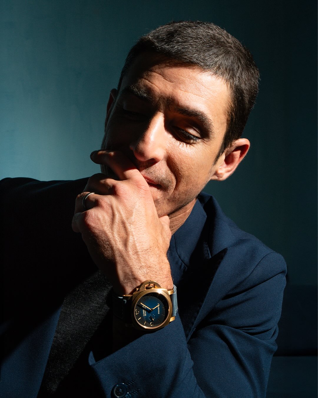 Friend of the brand Alberto Guerra @el_guerra wears the Luminor Marina Bronzo PAM01678, a watch that reflects both presence and character. 

Its bronze case matures with time, much like the roles he brings to life, gaining depth through experience.

#Panerai