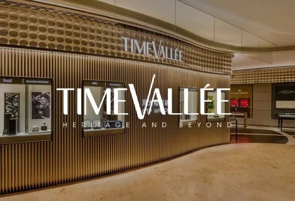 TimeVallée logo with a showroom in the background